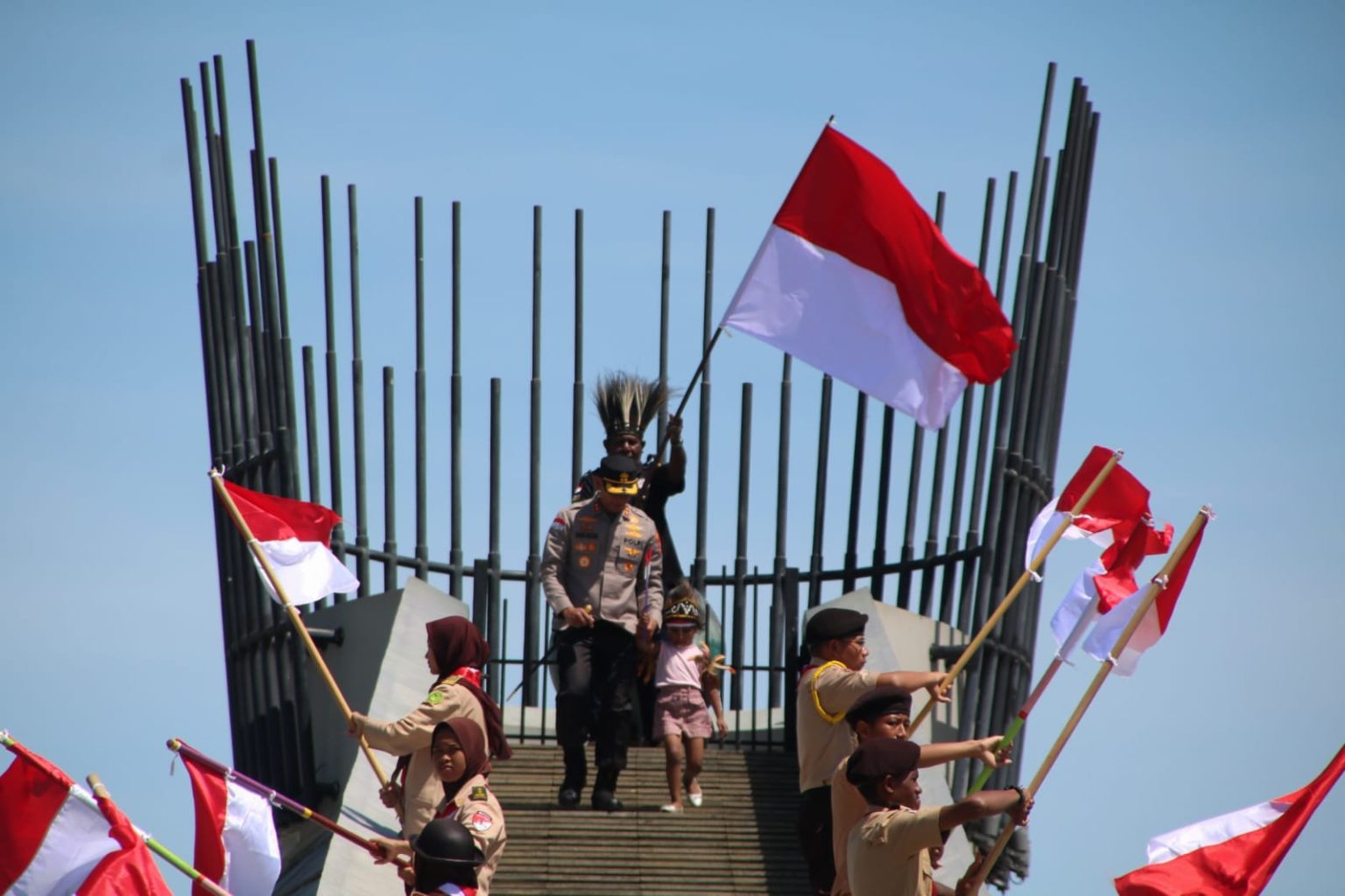 Bendera Merah Putih Raksasa Dibentangkan Di Monumen Kapsul Waktu Surya Papua