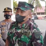 Asisten Operasi (Asops) Lantamal XI Merauke, Kolonel Laut (P) Ahmad Alif berikan keterangan pers kepada sejumlah wartawan – Surya Papua/ Yulianus