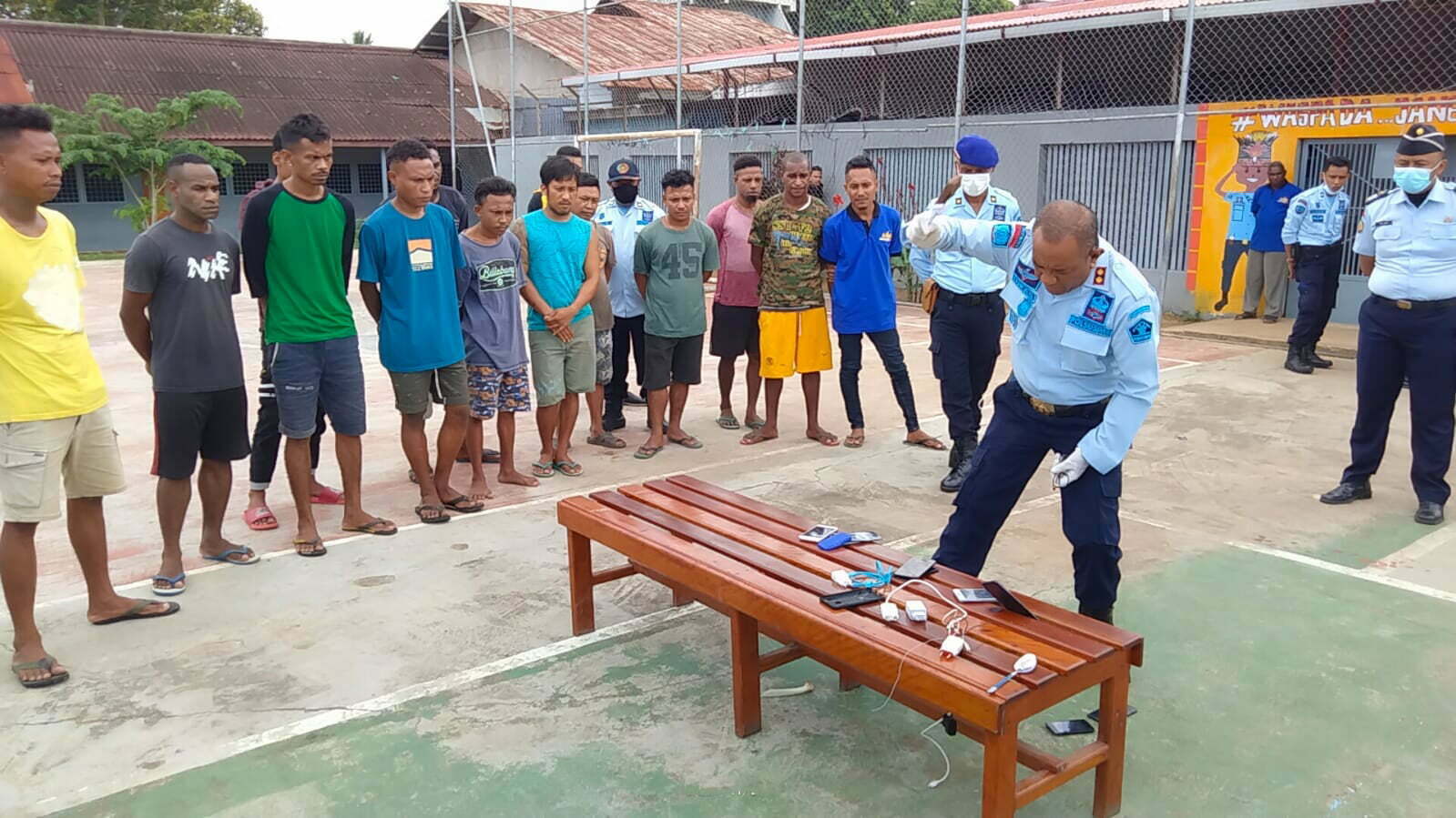 Kepala Lapas Kelas II B Merauke, Lukas Laksana Frans ketika musnahkan puluhan handphone milik warga binaan-Surya Papua/IST