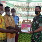 Kepala Staf Kodim 1707/Merauke Mayor Inf Abdul Hadi sedang menyerahkan bantuan sembako kepada perwakilan masyarakat di Kampung Koa, Distrik Anim Ha – Surya Papua/IST