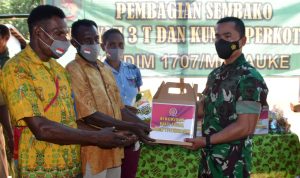 Kepala Staf Kodim 1707/Merauke Mayor Inf Abdul Hadi sedang menyerahkan bantuan sembako kepada perwakilan masyarakat di Kampung Koa, Distrik Anim Ha – Surya Papua/IST