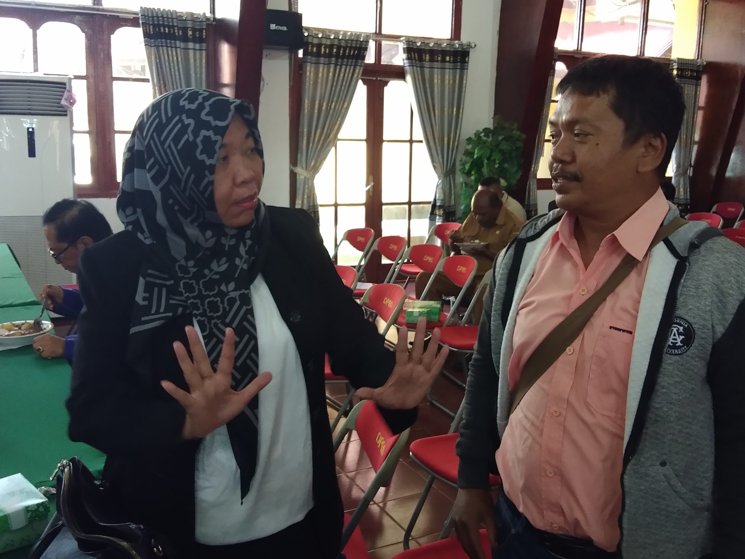 Kepala Dinas Lingkungan Hidup Kabupaten Merauke, Harmini sedang diwawancarai – Surya Papua/Frans Kobun