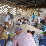 Beras sedang diisi dalam kemasan karung 10 kilogram sekaligus dijahit dan siap didistribusikan – Surya Papua/Frans Kobun
