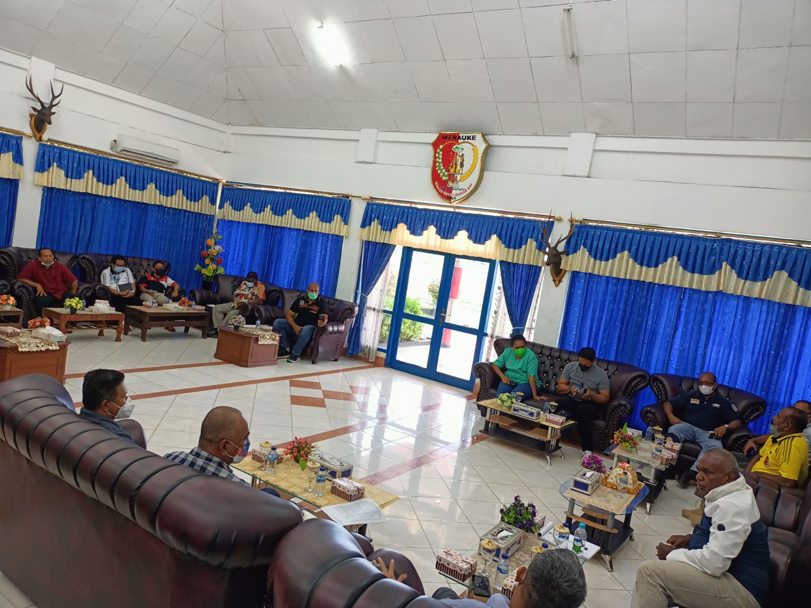 Bupati Merauke, Romanus Mbaraka saat melakukan pertemuan bersama semua pimpinan OPD – Surya Papua/Frans Kobu