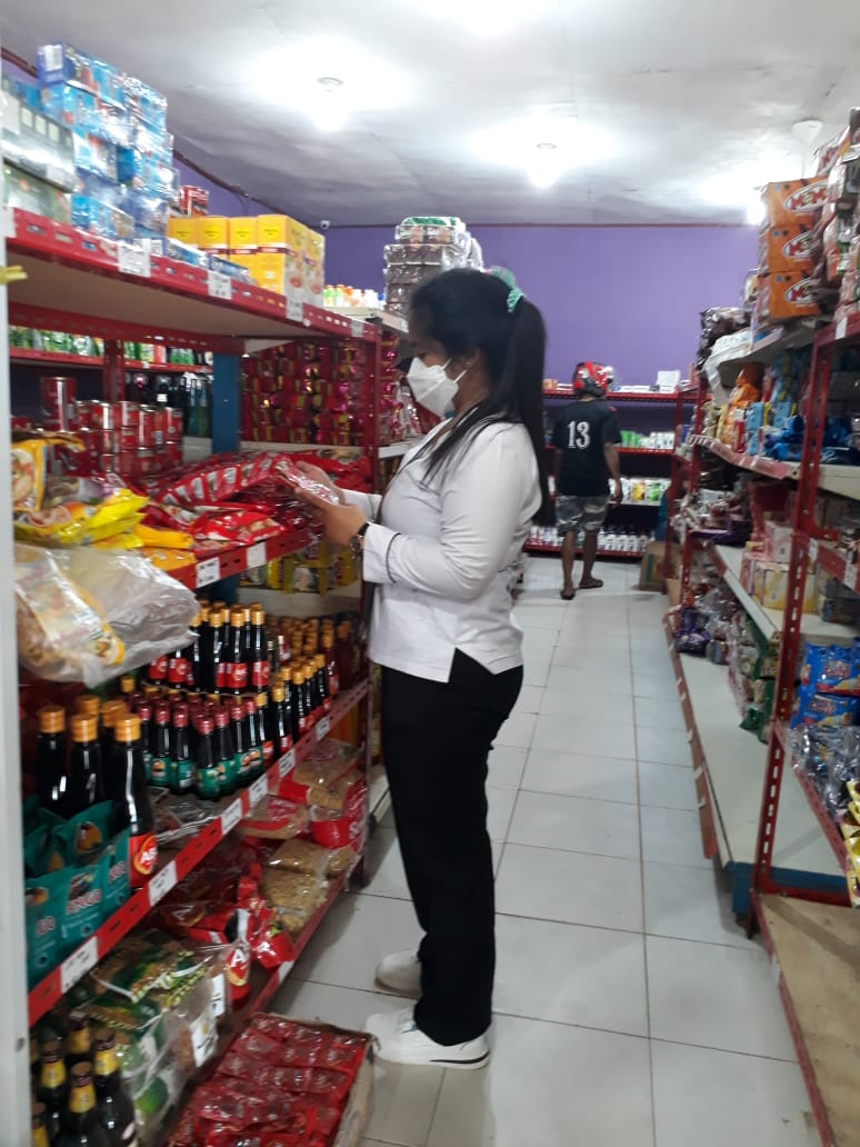 Petugas Loka POM Kabupaten Merauke Melakukan sidak di salah satu toko – Surya Papua/IST