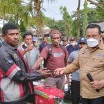 Penyerahan alsintan secara simbolis dari Anggota DPR RI, Sulaeman Hamzah kepada salah seorang kelompok tani – Surya Papua/ Yulianus Bwariat