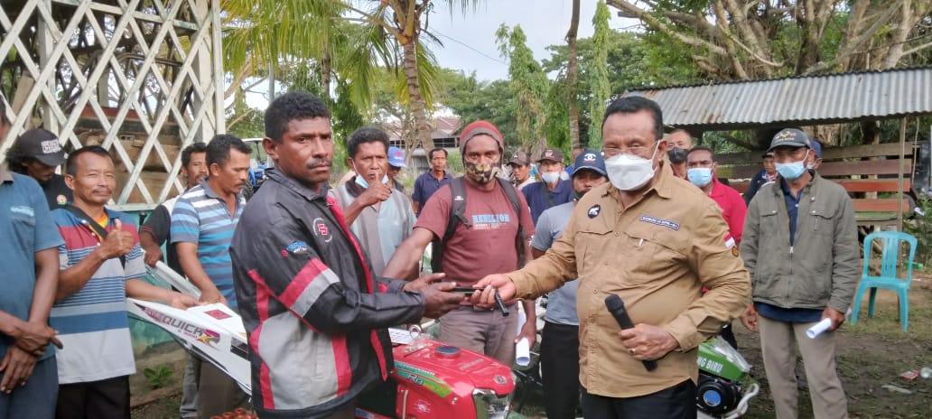 Penyerahan alsintan secara simbolis dari Anggota DPR RI, Sulaeman Hamzah kepada salah seorang kelompok tani – Surya Papua/ Yulianus Bwariat