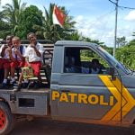 Anak murid di SD Sota yang sedang dibawa polisi dengan mobil menuju ke sekolah – Surya Papua/IST