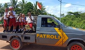 Anak murid di SD Sota yang sedang dibawa polisi dengan mobil menuju ke sekolah – Surya Papua/IST