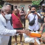 Bupati Merauke Romanus Mbaraka saat menyerahkan bingkisan Natal kepada masyarakat di Jalan Apata, Kelurahan Samkai – Surya Papua/Yulianus Bwariat