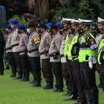 Ratusan anggota gabungan TNI/Polri sedang apel gabungan di halaman Polres Merauke – Surya Papua/Yulianus Bwariat