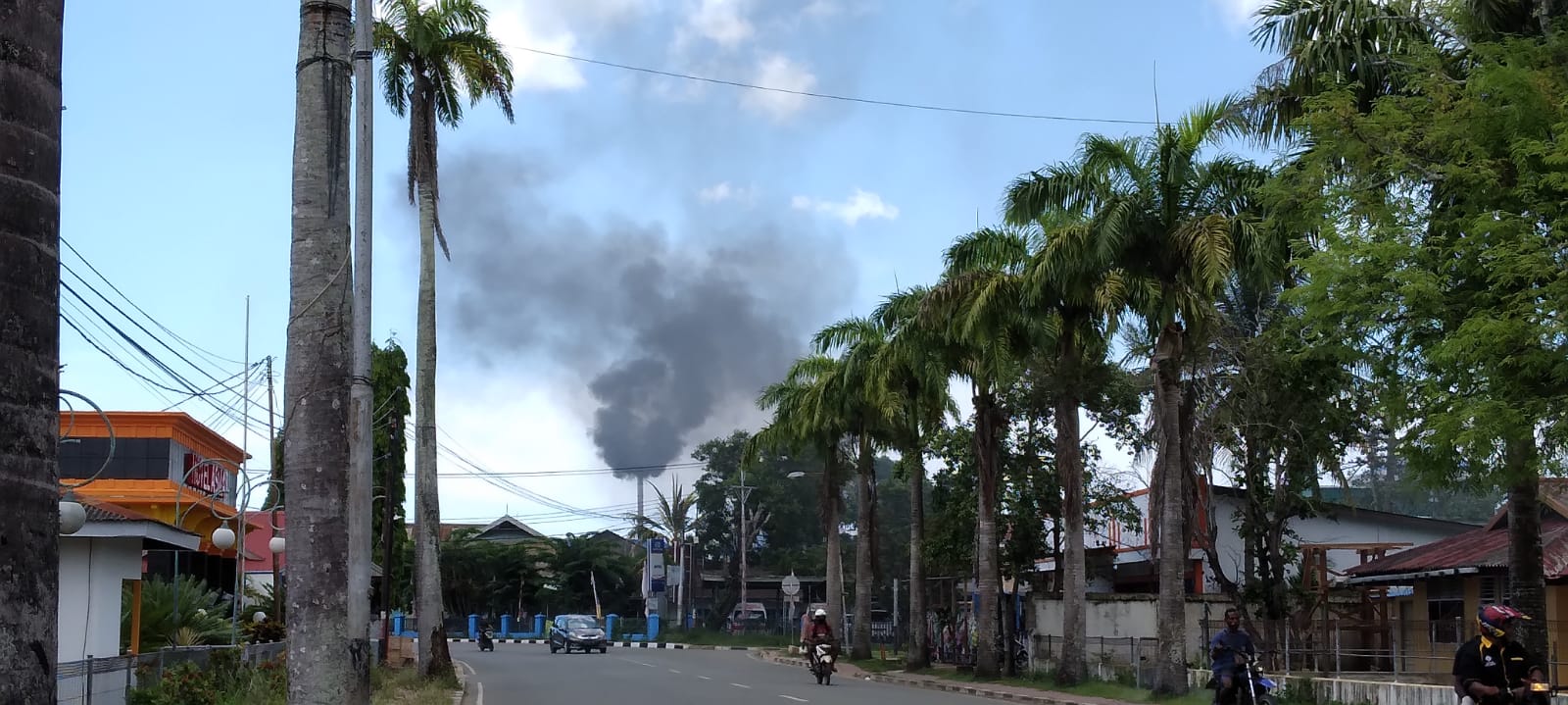 Kepulan asap dari mesin mesin incinerator yang digunakan membakar limbah – Surya Papua/ Yulianus Bwariat