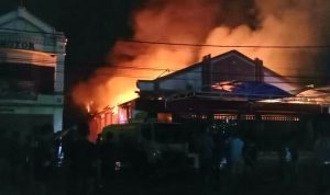 Toko Agro Surya yang terbakar dini hari tadi. Tak ada satupun barang yang berhasil diselamatkan – Surya Papua/IST