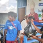 Antrian umat Katolik di Paroki St.Theresia Buti menerima bantuan paket bingkisan Natal yang diberikan – Surya Papua/ Yulianus Bwariat