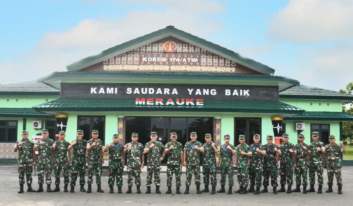 Tim pengawas curret audit Itjenad sedang foto bersama Danrem 174/ATW, Brigjen TNI Bangun NNawoko – Surya Papua/IST