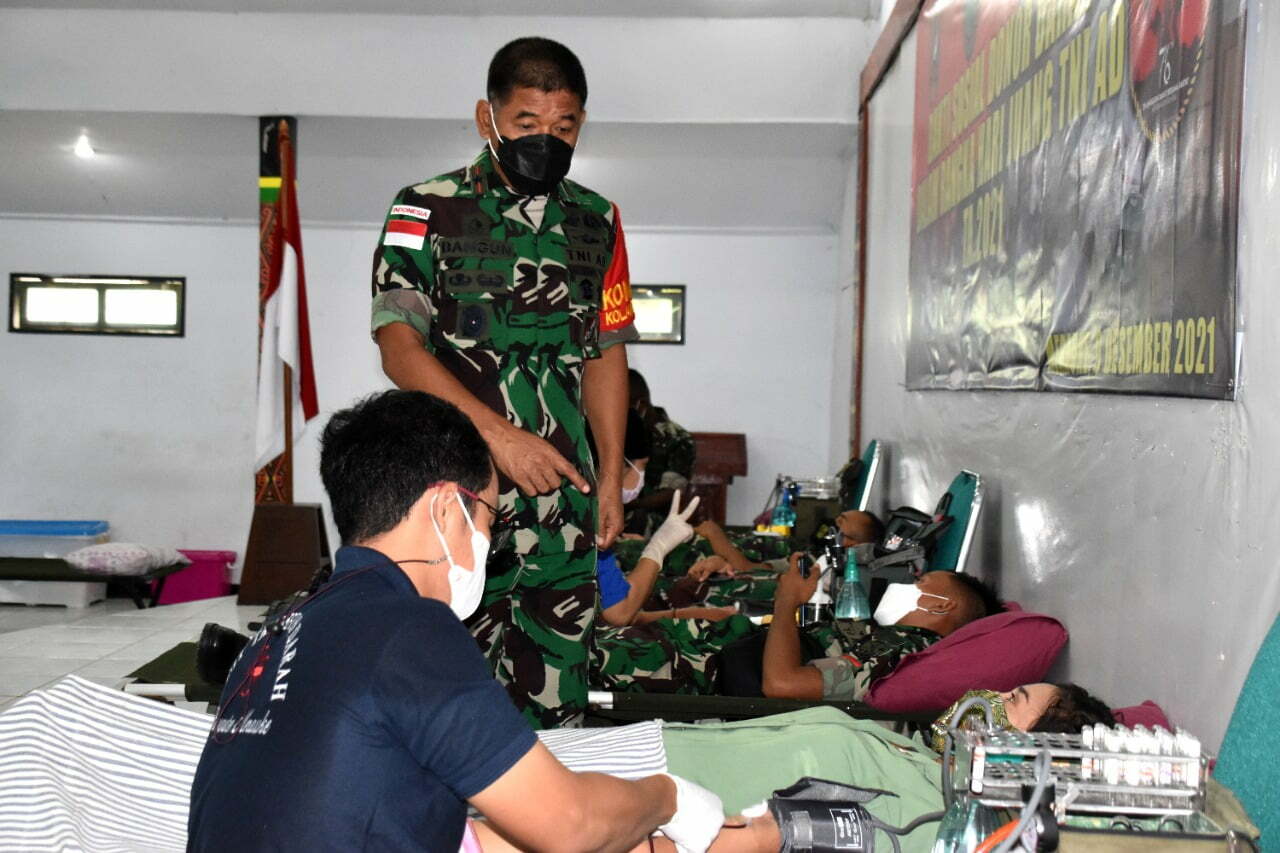 Komandan Korem 174/ATW, Brigjen TNI Bagun Nawoko sedang memantau kegiatan donor darah yang berlangsung di aula Kodim 1707 – Surya Papua/IST