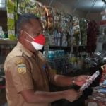 Pelaksana Tugas Kepala Dinas Perinndustrian, Perdagangan dan Koperasi Kabupaten Merauke, Eric YB Rumlus sedang memeriksa barang jualan pedagang di salah satu kios – Suryapapua/IST