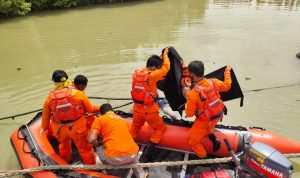 Tim SAR dan Polairis sedang melakukan evakuasi terhadap sesosok mayat di Pelabuhan Gudang Arang – Surya Papua/IST