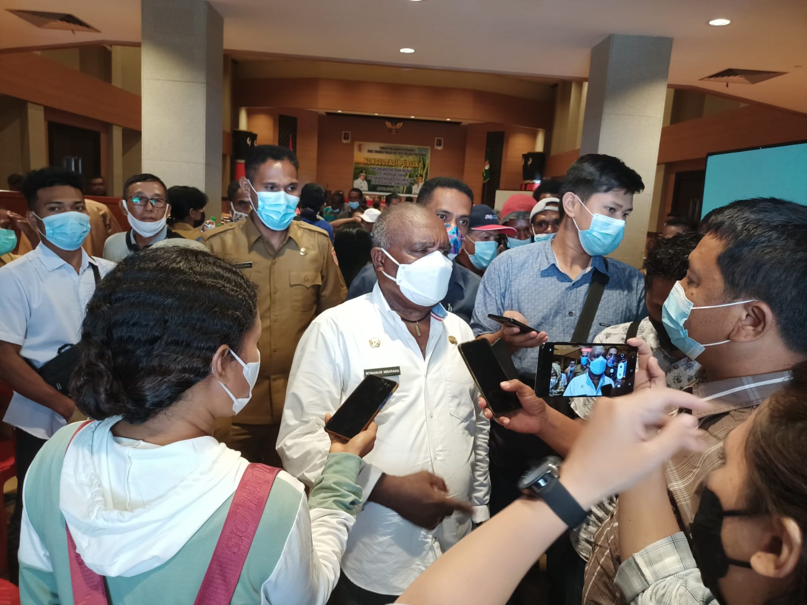 Bupati Merauke, Romanus Mbaraka saat diwawancarai sejumlah wartawan – Surya Papua/Frans Kobun