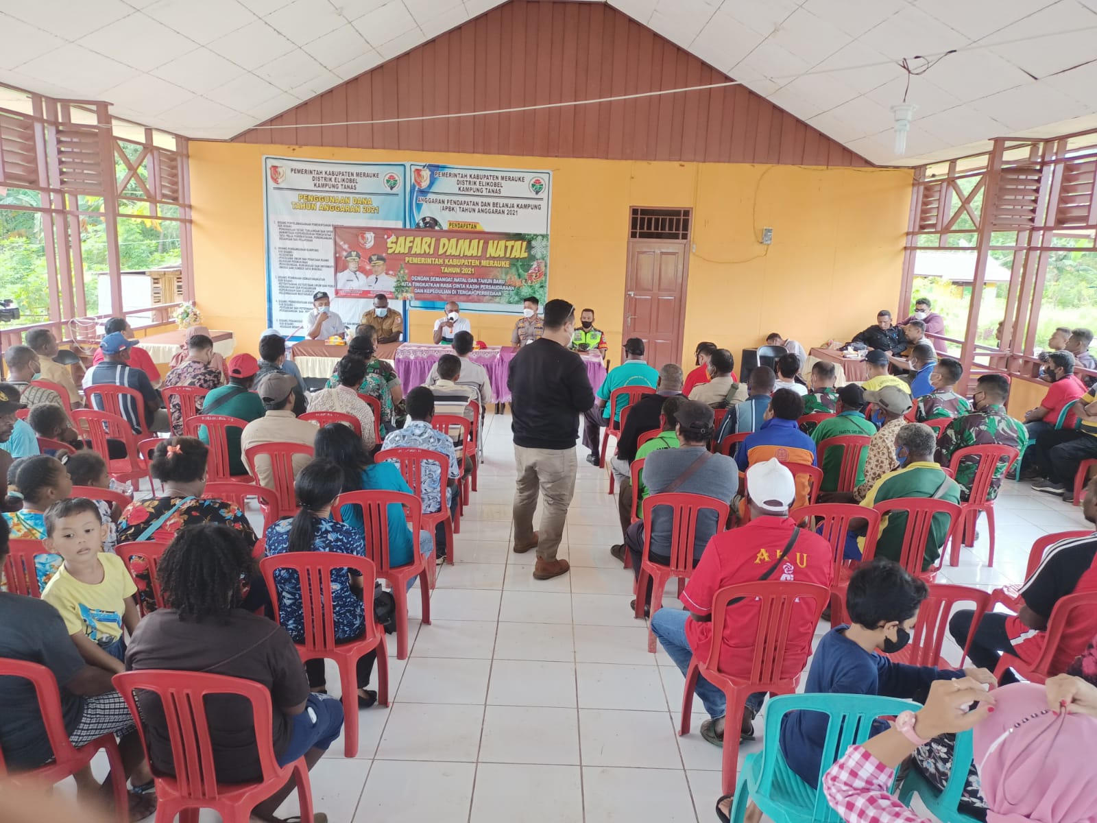 Masyarakat di Kampung Tanas, Distrik Elikobel, Kabupaten Merauke – Surya Papua/Frans Kobun