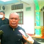 Bupati Merauke, Romanus Mbaraka saat diwawancarai sejumlah wartawan – Surya Papua/Frans Kobun