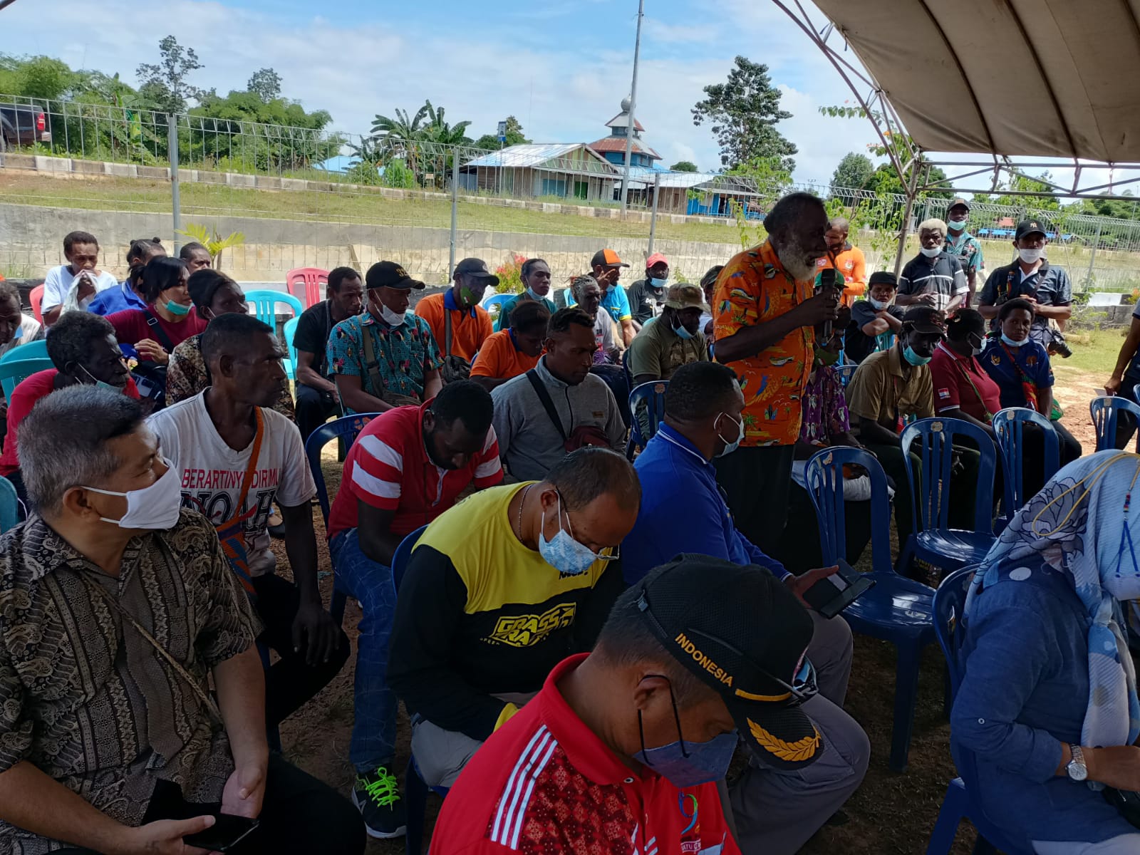 Masyarakat di Distrik Sota sedang berdialog bersama Bupati Merauke, Romanus Mbaraka – Surya Papua/Frans Kobun