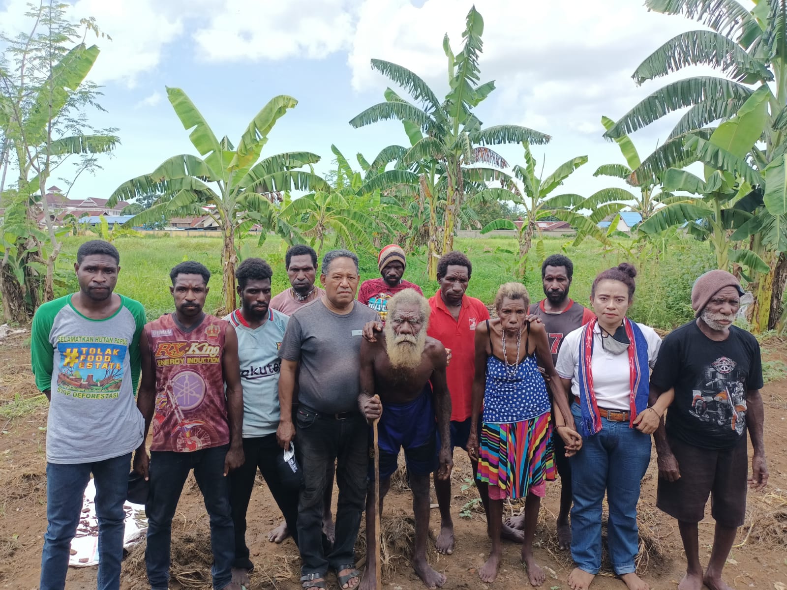 Mama Paulina Imbumar Mbarawa bersama sejumlah masyarakat Kawe serta beberapa pegiat kemanusiaan foto bersama – Surya Papua/Frans Kobun