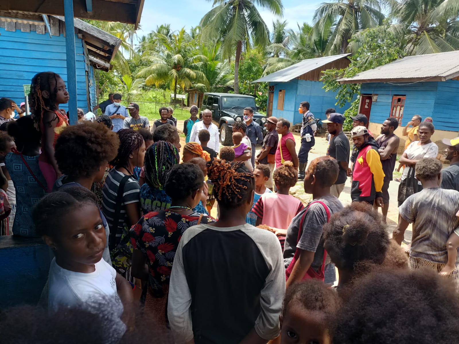 Puluhan masyarakat di Jalan Apata, Samkai saat bersama Bupati Merauke, Romanus Mbaraka – Surya Papua/Frans Kobun