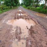 Kubangan banjir di tengah jalan di SP-4, Distrik Tanah Miring, Kabupaten Merauke – Surya Papua/Frans Kobun