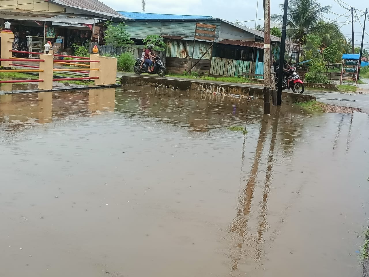 Saluran drainase di seputaran Jalan Jawa, Kelurahan Karang Indah yang tersumbat, sehingga banjir meluap ke badan jalan – Surya Papua/Frans Kobun