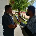 Ketua Panitia ziarah damai Natal, Elyas Mite sedang diwawancarai di VIP Rom Bandara Mopah – Surya Papua/ Frans Kobun