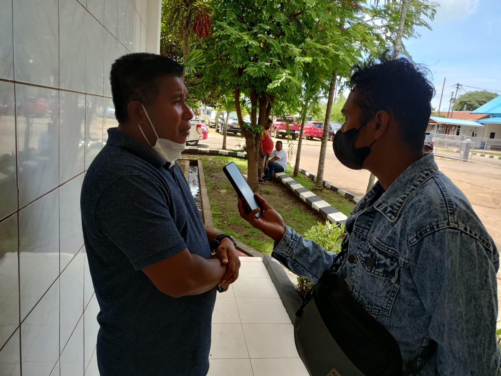 Ketua Panitia ziarah damai Natal, Elyas Mite sedang diwawancarai di VIP Rom Bandara Mopah – Surya Papua/ Frans Kobun