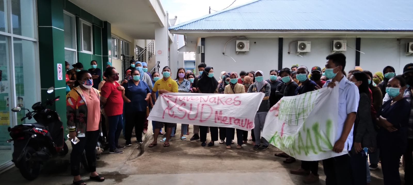 Aksi demonstrasi yang dilakukan puluhan tenaga kesehatan di RSUD Merauke - Surya Papua/ Yulius Bwariat