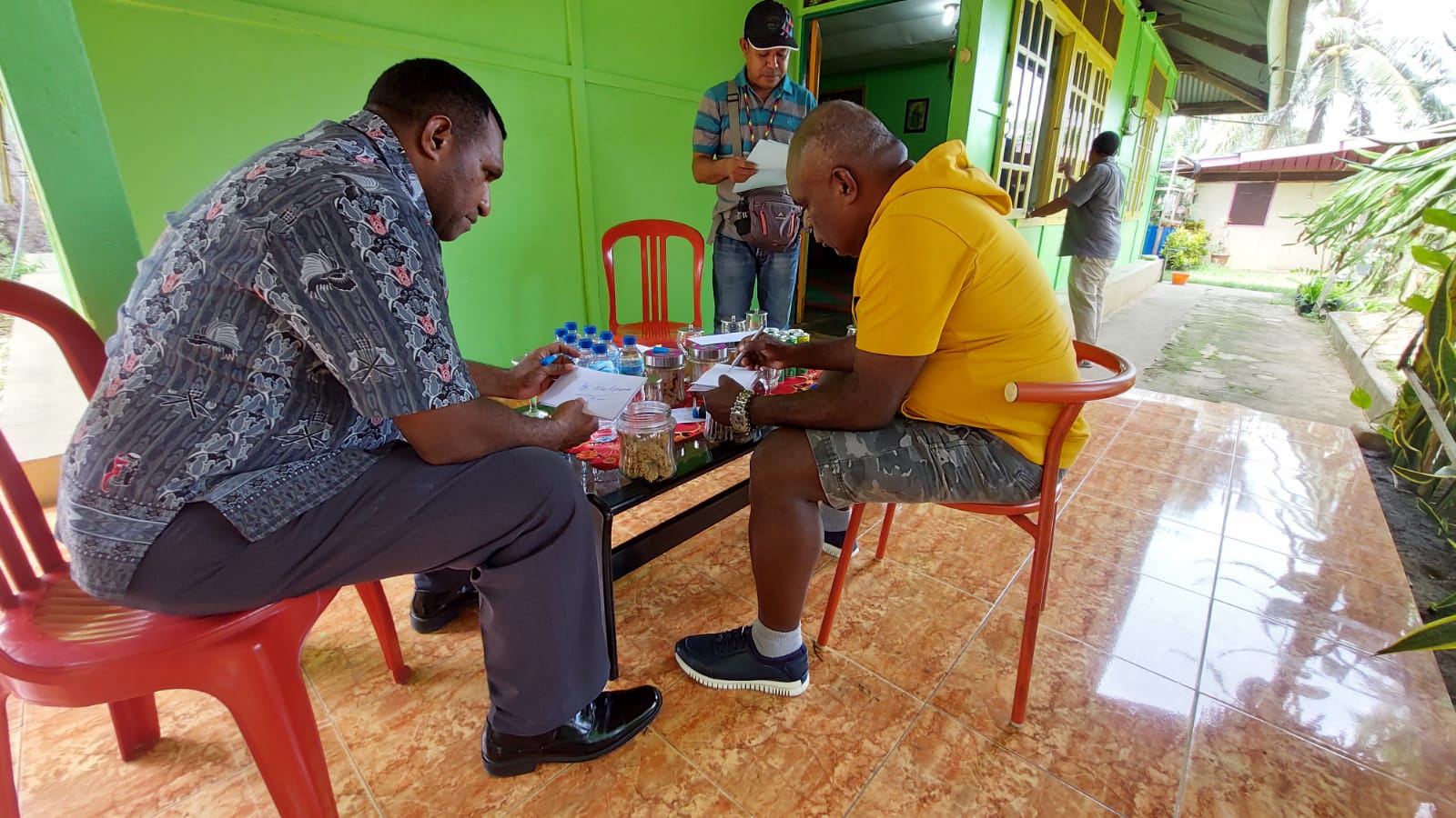 Bupati Merauke, Romanus Mbaraka sedang berkomunikasi dengan Thomas Kimko, salah satu pejabat di Kantor Dinas Kominfo Merauke – Surya Papua/Frans Kobun