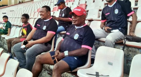 Bupati Merauke, Romanus Mbaraka (kanan) didampingi Ketua Askab PSSI Merauke, Viktor Ohoiwutun saat menyaksikan laga pertandingan Persimer melawan Persido Dogiay – Surya Papua/IST