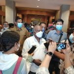 Bupati Merauke, Romanus Mbaraka saat diwawancarai sejumlah wartawan– Surya Papua/Frans Kobun