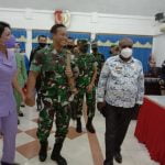 Bupati Merauke, Romanus Mbaraka saat mendampingi Panglima TNI Andika Perkasa – Surya Papua/ IST