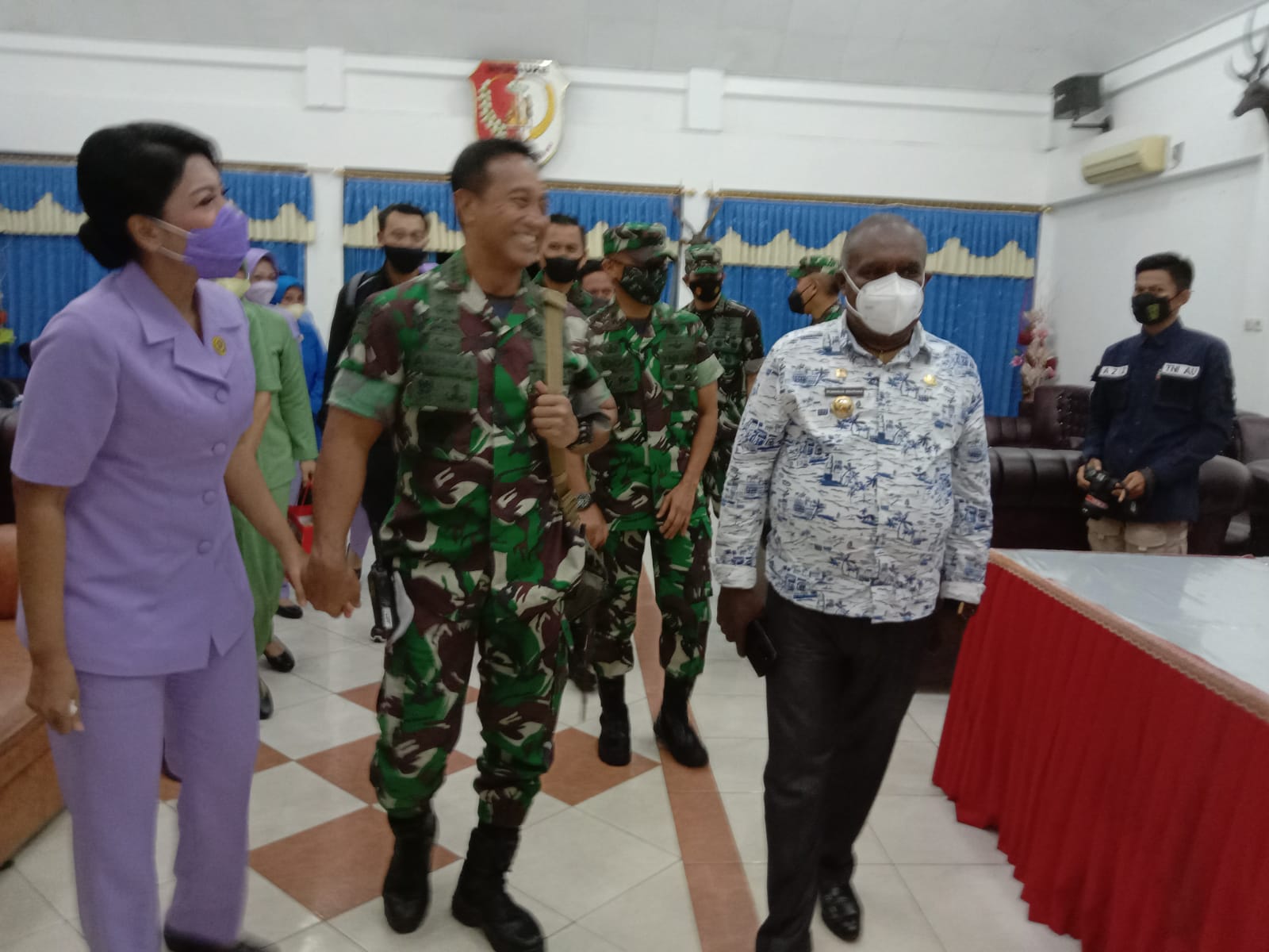 Bupati Merauke, Romanus Mbaraka saat mendampingi Panglima TNI Andika Perkasa – Surya Papua/ IST