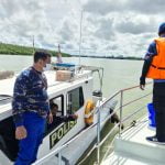 Anggota Satpolairud Polres Merauke saat melakukan patrol menggunakan speedboat – Surya Papua/IST