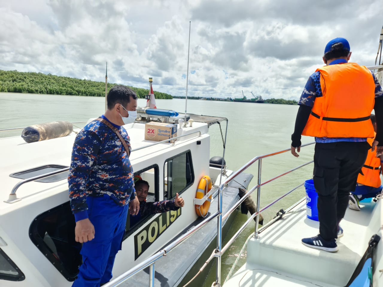 Anggota Satpolairud Polres Merauke saat melakukan patrol menggunakan speedboat – Surya Papua/IST