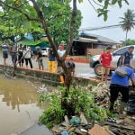 Puluhan petugas sedang membeersihkan sampah yang menumpuk disaluran air di Jalan Prajurit, Kelurahan Mandala – Surya Papua/Frans Kobun