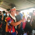 Panglima TNI Jenderal Andika Perkasa sedang menyapa warga dan anak-anak yang hendak mengikuti vaksinasi di RS Jenderal TNI LB Moerdani- Surya Papua/Yulianus Bwariat