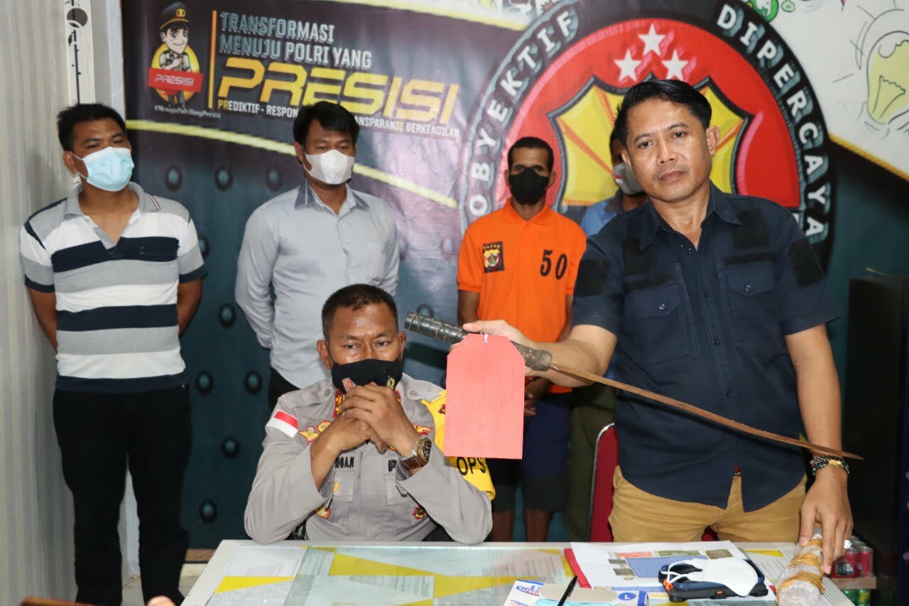 Kasat Reskrim Polres Merauke, AKP Najamuddin sedang menunjuk barang bukti parang yang digunakan pelaku membacok korban – Surya Papua/IST