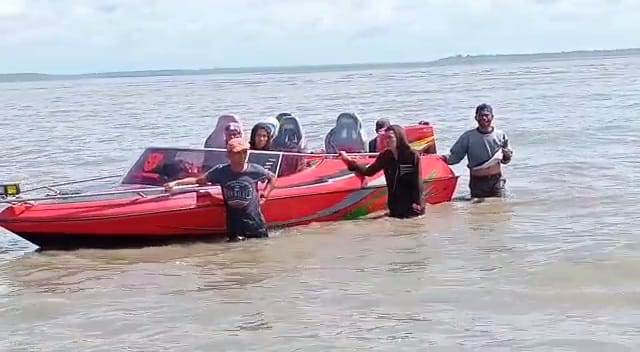 Penumpang bersama speedboat yang ditemukan tim gabungan SAR Timika dalam keadaan selamat - Surya Papua/IST