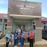 Salah seorang guru sedang menyerahkan secara simbolis bantuan sembako kepada Ketua Badan Pekerja Klasis GPI Papua-Merauke, Pendeta Viktor Jelira- Surya Papua/Frans Kobun