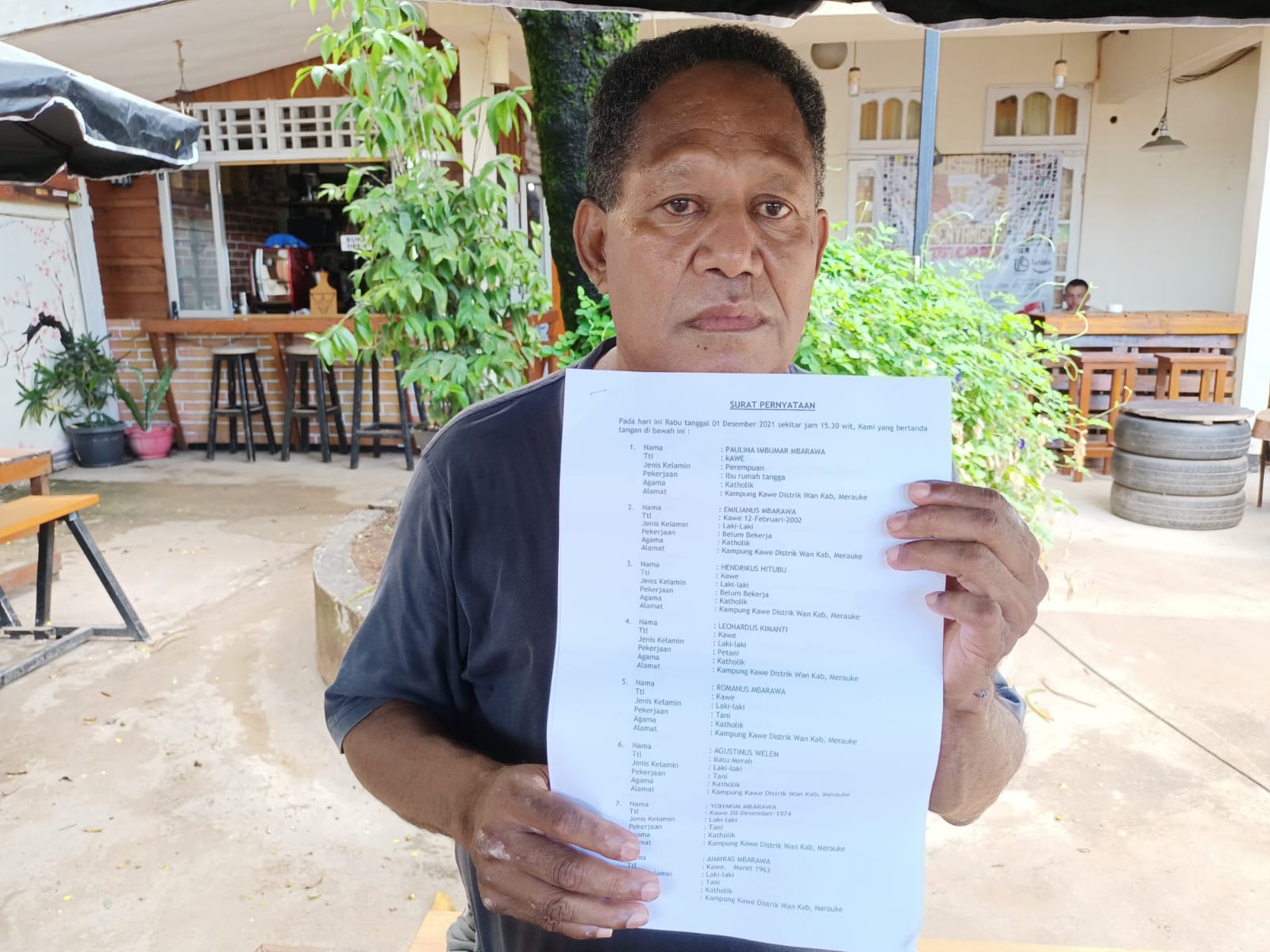 Intelektual Papua, tarsisius Rahailyaan sedang menunju surat jaminan terhadap belasan masyarakat dari Kampung Kawe, Distrik Waann, Kabupaten Merauke yang ditahan beberapa hari lalu – Suryapapua/Frans Kobun
