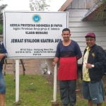 Kepsek SMAN I Merauke, Sergius Womsiwor saat di Dusun Yakyu, Kampung Rawa Biru, Kabupaten Merauke – Surya Papua/IST