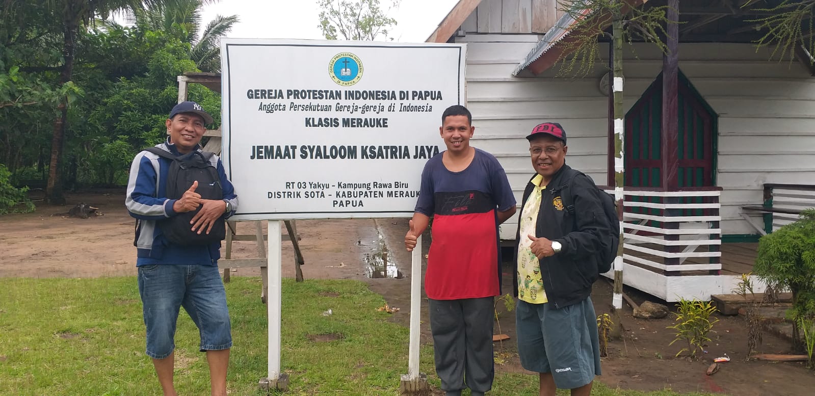 Kepsek SMAN I Merauke, Sergius Womsiwor saat di Dusun Yakyu, Kampung Rawa Biru, Kabupaten Merauke – Surya Papua/IST