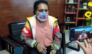 Direktur RSUD Merauke, dr. Yenny Mahuze berikan keterangan pers kepada sejumlah wartawan – Surya Papua/ Yulianus Bwariat