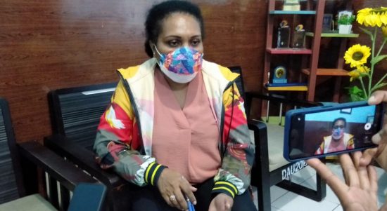 Direktur RSUD Merauke, dr. Yenny Mahuze berikan keterangan pers kepada sejumlah wartawan – Surya Papua/ Yulianus Bwariat
